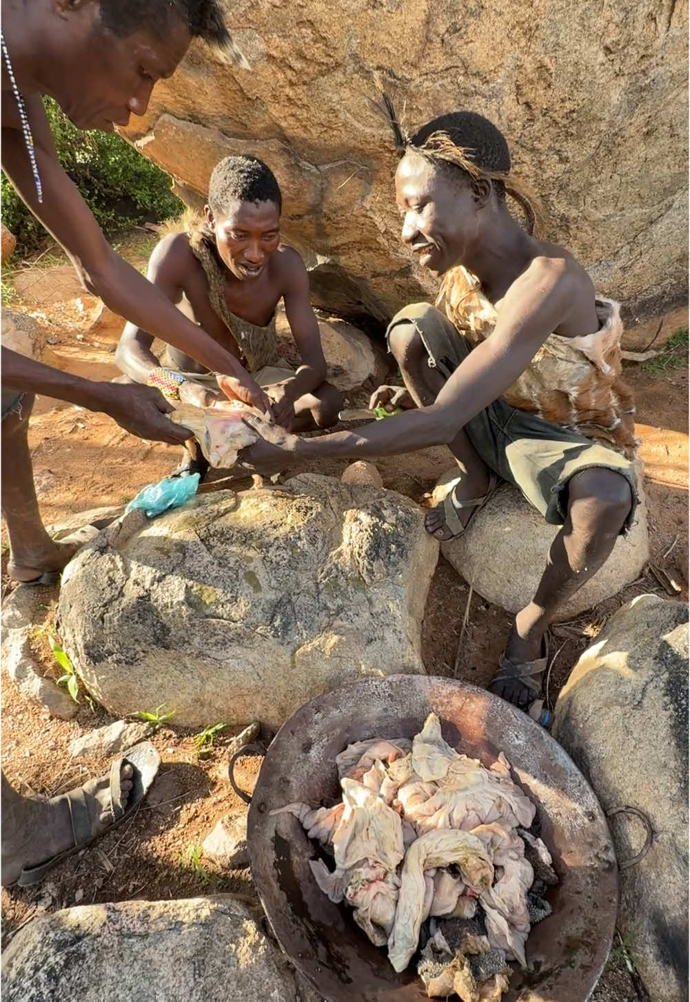 Wow😮😋‼️ That’s incredible see how hadzabe prepares their Lunch middle of nowhere #hadzabetribe #food #villagelife #tiktok #foryou #africa 