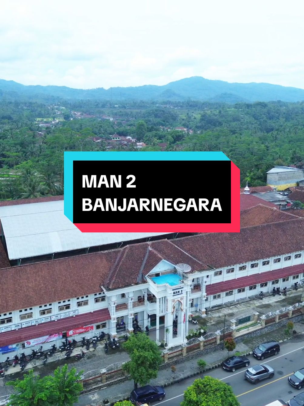 Madrasah Aliyah Negeri 2 Banjarnegara. Mantap ini kalau upacara atau olahraga anti panas dan anti hujan. 📍MAN 2 Banjarnegara #madrasahaliyah #man2banjarnegara #banjarnegara #dronevideo #fyp 