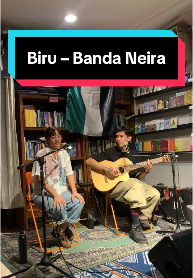 Biru – Banda Neira. Live at Kios Ojo Keos. Biru, tuk segala yang jauh. Biru, tuk semua yang luruh. @Banda Neira @anandabadudu @SASHA  #BandaNeira #Biru #YangPatahTumbuhYangHilangBerganti 