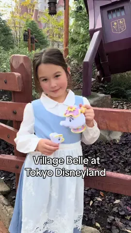 Bonjour!!!! #disneyland #tokyodisneyland #belle #beautyandthebeast #bellecosplay #villagebelle #villagebellecosplay #tokyo #japan #disneykid #disneyparks 