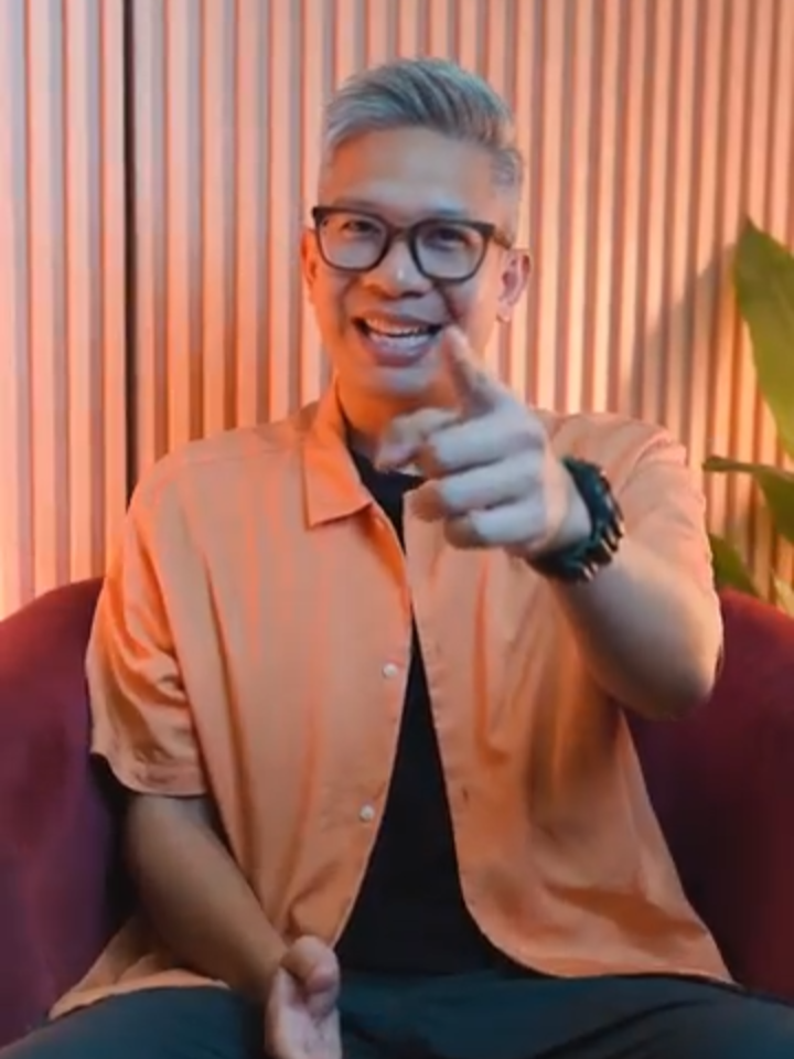 Buat kalian para YouTube Creator sekarang ada yang namanya YouTube Shopping Affiliate yang berkerja sama dengan Shopee untuk membuka peluang pendapatan tanpa batas! Caranya gampang, tinggal tag produk-produk Shopee di video lama maupun yang baru. Dan jika ada penonton atau subscriber kamu yang membeli, otomatis kamu akan mendapatkan komisi. Tenang, menambahkan produk Shopee di video tidak akan mempengaruhi performance dari video.