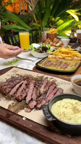 مطعم اسكودار@Uskudar Steak House    مطعم متخصص ستيك لحوم فاخرة 📍 مجمع الضيافه في حي النخيل يفتح يومياً 1 الظهر الى 2 ص للحجز والتوصيل 0534488722 ويوفرون خدمة كيترنق #ستيك #مطاعم_الرياض #واجيو #مطعم_اسكودار  اعلان
