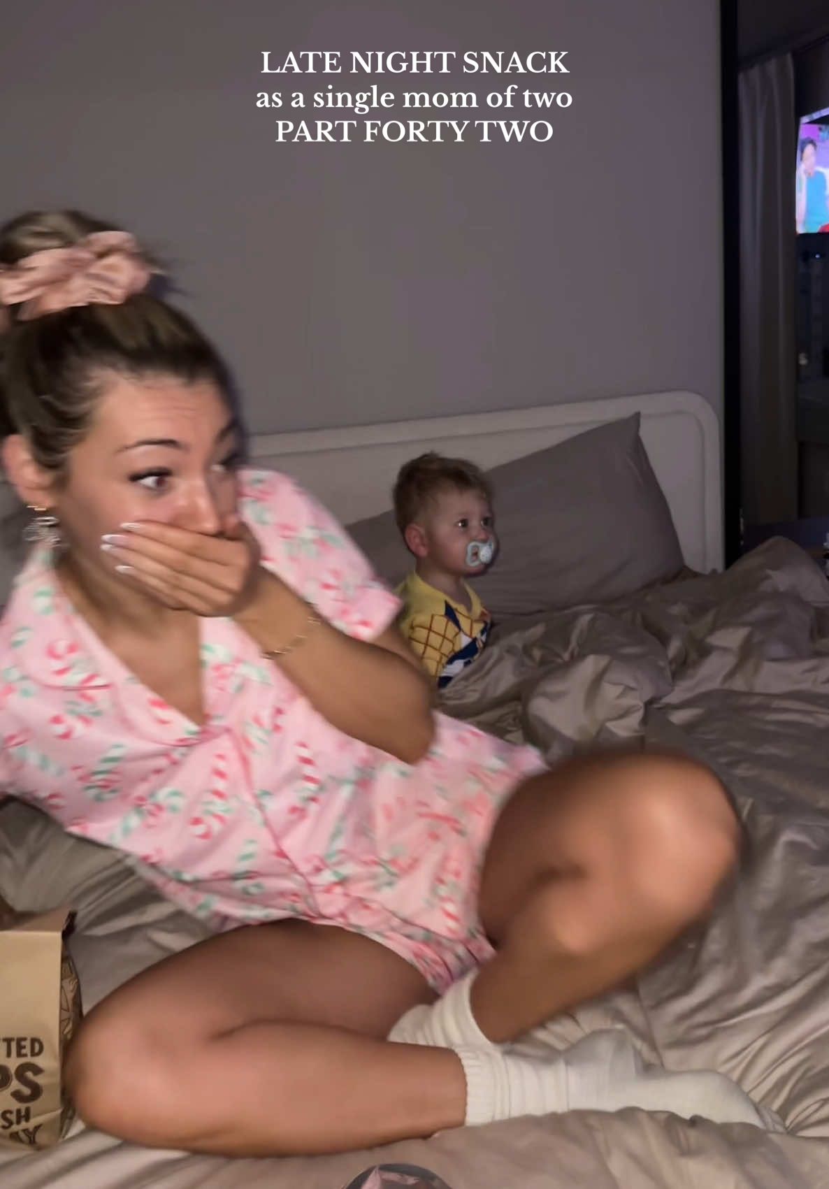 PLEASE THE JUMPSCARE 😭😭😭 #MomsofTikTok #latenightsnack #midnightsnack #asmr #mukbang #grwm #gdwm #singlemom #momtok #momlife #routine #makeup #skincare #snackideas #mealprep #Vlog #reality #fyp 