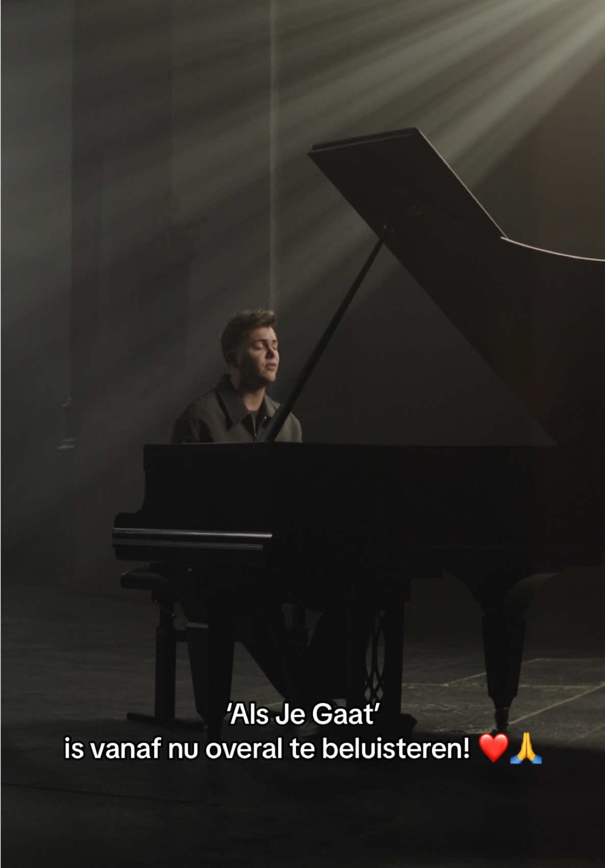 ‘ALS JE GAAT’ IS NU UIT! ❤️ Dit nummer betekent zo ontzettend veel voor me en ik hoop dat het ook voor jou veel gaat betekenen. 2 weken geleden speelde ik het voor het eerst in een lege Ahoy, een kippenvelmomentje. Nu kan ik het eindelijk met jullie allemaal delen! 🙌 #newmusic #spotify #news 