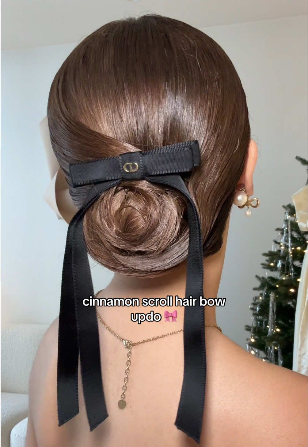 you’ve heard of a french twist but have you ever heard of a cinnamon scroll updo?? 🫢🎀 hair by the incredible @Rosie.eclat @eclat.atelier, hair bow by @Dior #hairstyle #hairinspo #hairbow #updo #ribbonhairstyle #hairbun #dior 