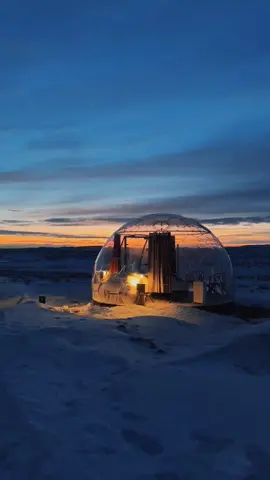 Imagine waking up to the magic of the Northern Lights dancing above your bed! 🌌 The aurora igloos in Hella, Iceland, offer a once-in-a-lifetime experience to stay in a luxurious glass dome surrounded by breathtaking Arctic landscapes. ❄️ These cosy retreats come with panoramic views, perfect for stargazing and aurora hunting from the comfort of your warm, stylish cabin. Whether it’s a romantic getaway or an epic adventure, this is Iceland at its most magical! Who’s ready for a night under the stars? ✨ #igloo #iceland 