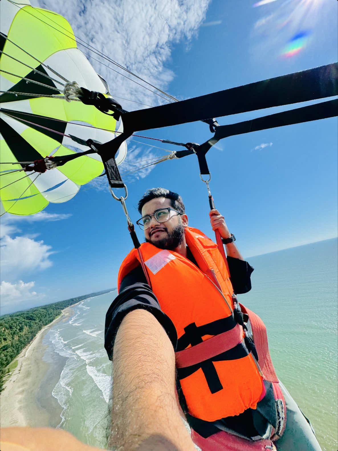 Parasailing in cox's bazar  #parasailing #travelwithshafayet #coxbazar #coxsbazar #fyp #foryoupage #viral #bangladesh🇧🇩 #foryou 