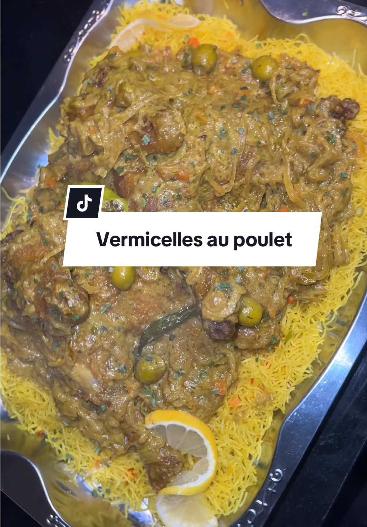 Assalamualaikum la famille, j'espère que vous allez bien. Alors pour la recette d'aujourd'hui, ce sera des vermicelles accompagnées de sauce de poulet. Une recette que les Sénégalais 🇸🇳 adorent particulièrement. Let's go ✨ #foryou #pourtoii #fyp #recetteafricaine #arewa__tiktok #vermicelle #senegalaise_tik_tok #🇸🇳 #niger 