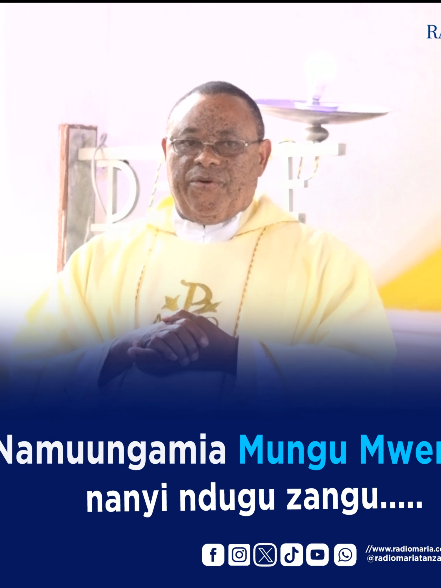 NAMUUNGAMIA MUNGU NANYI NDUGU ZANGU - Namuungamia Mungu Mwenyezi, nanyi ndugu zangu, kwani nimekosa mno, kwa mawazo, kwa maneno, kwa vitendo na kwa kutokutimiza wajibu, nimekosa mimi, nimekosa mimi, nimekosa sana. Ndio maana nakuomba Maria mwenyeheri, Bikira daima, malaika na watakatifu wote, nanyi ndugu zangu, niombeeni kwa Bwana Mungu wetu. - Katika video ni Padre Fidelis Massawe, IMC wakati wa Adhimisho la Misa Takatifu ya shukrani ya Jubilei ya Miaka 25 ya utawa wa Sister Rahel Massawe CDNK katika Parokia ya Mtakatifu Katarina wa Siena - Jimbo Katoliki Moshi. . . www.radiomaria.co.tz