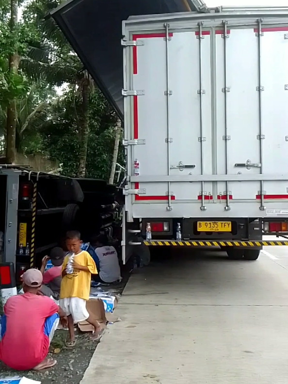 Pra evakuasi truck wing box terguling di Jl Daendels Miritpetikusan, Mirit, Kebumen pada Kamis, 12 Desember 2024  #truck #wingbox #derek #evakuasi #jldaendels #kebumen 