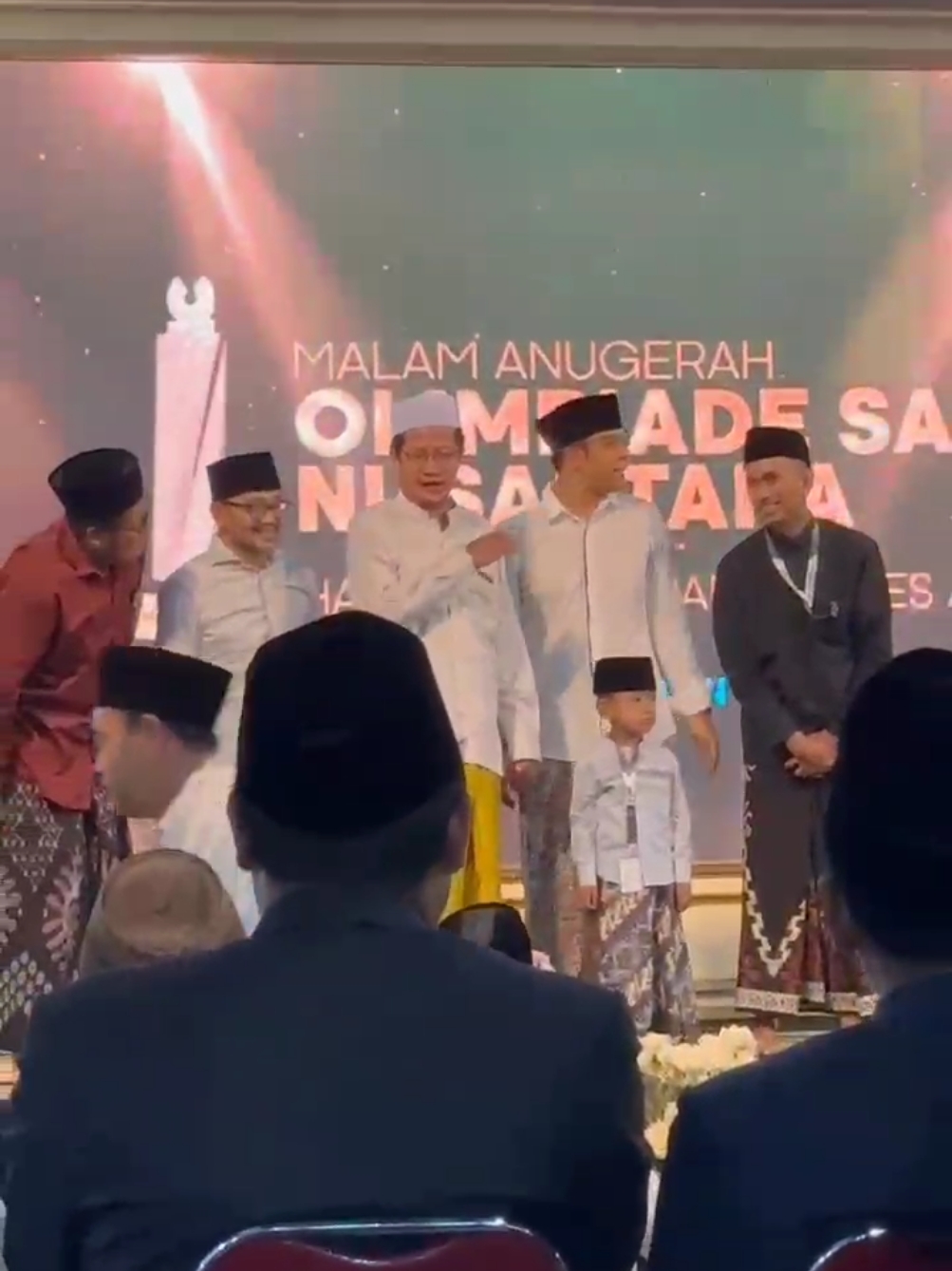 Moment santri termuda dan terjauh mendapatkan apresiasi dalam rangka OSN 1 abad Al Falah Ploso,bersama Gus Kausar,Gus Ma'mun,Gus Salam Gus.ahmad Muzaki. #santriploso #olimpiadesantri #1abadploso #OSN #santri #ploso #guskautsarploso #gusmakmunploso #terasgubuk 