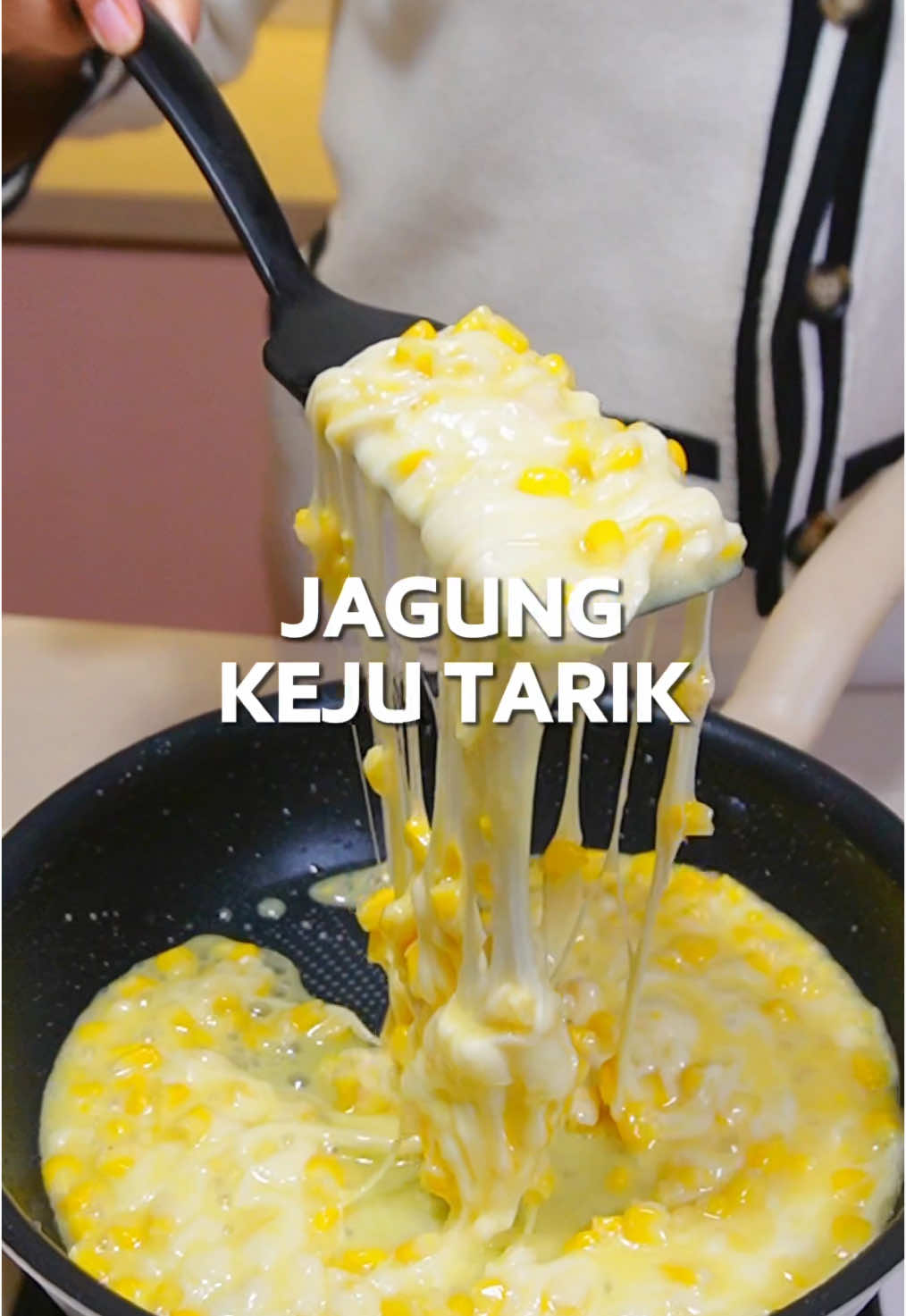 bikin Jagung Keju Tarik sendiriii!!! Lebih puas & enak juga ternyata😆 Full resepnya disini🧕🏻⬇️ BAHAN: • Butter, 30gr • Jagung manis, 150gr • SKM, 60gr • Keju mozzarella, 150gr #jagungkejutarik #cheese #tarik #longervideos #streetfood #jasuke #jagungmanis #trick #tips #tutorial #fyp #fypシ #fypage #fypシ゚#viral #fypdongggggggg #fypp #fypdong #fypgakni #fypsound 