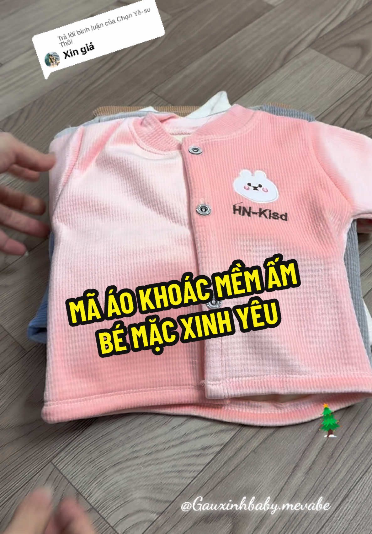 Trả lời @Chọn Yê-su Thôi Mời các mom ghé giỏ sẽ có đầy đủ thông tin sản phẩm nhé. Video mình tự quay nên cứ yên tâm hàng y hình nha 🥰#aokhoacchobe #aoamchobe #aomuadongchobe #aokhoacmuadongchobe #gauxinhbaby #mevabesosinh 