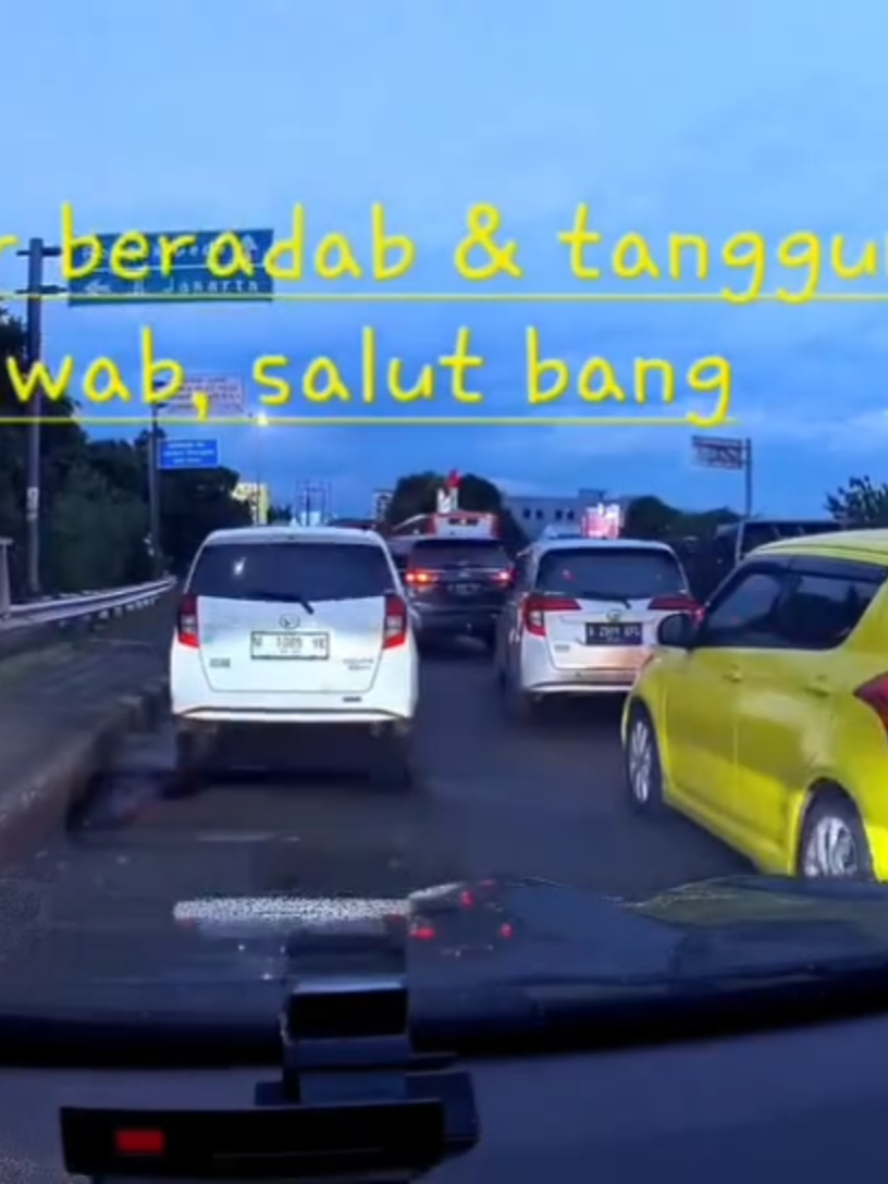 Salut sama pemotor ini. Masih ada adab dan tanggung jawab. Berharap semua pemakai jalan seperti ini. #dashcam #dashcamindonesia #otomotifindonesia #dashcamindo #etikaberkendara