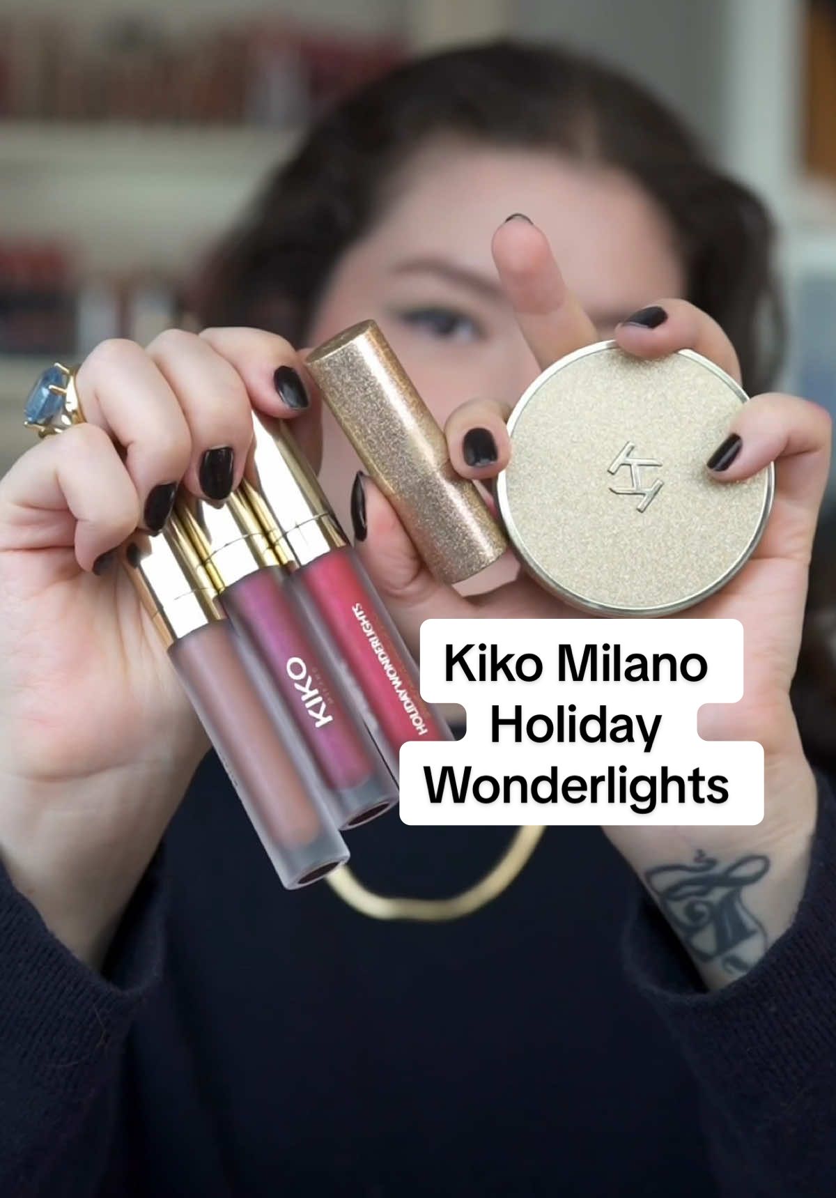 Kiko Milano Holiday Wonderlights yılbaşı koleksiyonunu deniyorum / videoda reklam yoktur ve sponsorlu içerik değildir, ürünleri kendim aldım.  bahsettiğim ürünler: - Holiday Wonderlights Multichrome Nail Lacquer 001 - Holiday Wonderlights Radiant Flush Blush 02 Cherry Cupcake - Holiday Wonderlights Lasting Duo Eyepencil 02 Chic Classique / 03 Frosty Pinewood - Holiday Wonderlights Starry Night Sparkling Lipstick 02 Rose Allure - Holiday Wonderlights Sparkly Matte Liquid Lipstick 06 Pecan Pie / 03 Timeless Mauve / 04 Festive Red #kikomilano 