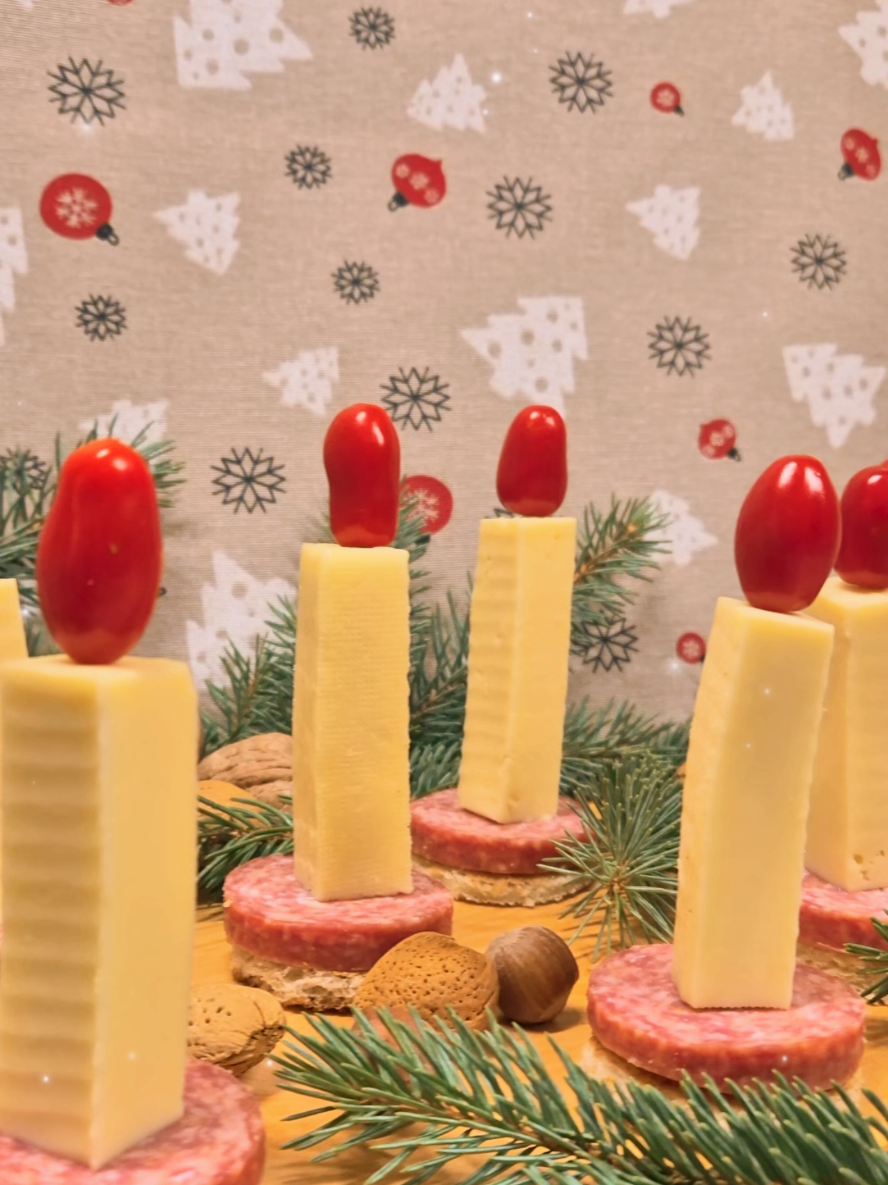 Weihnachtskerzen mit Salami und Käse....  Sandwichbrot, Käse, Salami, Tomate #weihnachten #rezept #lecker #einfach #tiktokfood #kerzen #advent #weihnachtsmarkt #idee #essen 