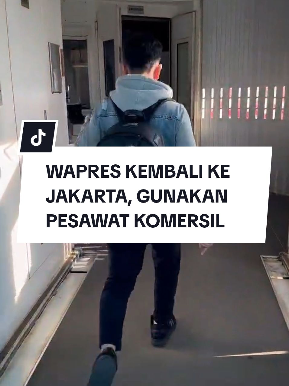 Terpantau mas Wapres kembali ke Jakarta dengan baik pesawat komersil batik air setelah membuka Rakornas Baznas. Ada yang salfok sama. mas Gibran? #prabowogibran2024  #gibranrakabuming #gibranuntukanakmuda #