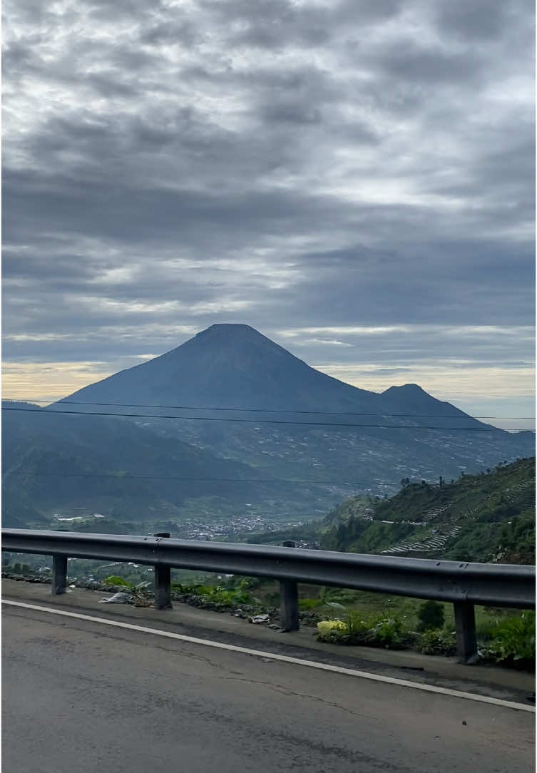 Jalan favorit di dieng dengan view gunung sindoro & kembang