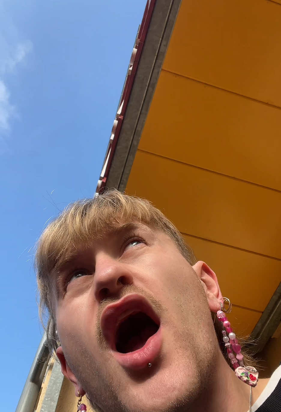 degga was geht bei meinen augenringen egal, ohrringe @pearlgirrrl auf insta!!! #fürdichpage #fyp #queertiktok #links 