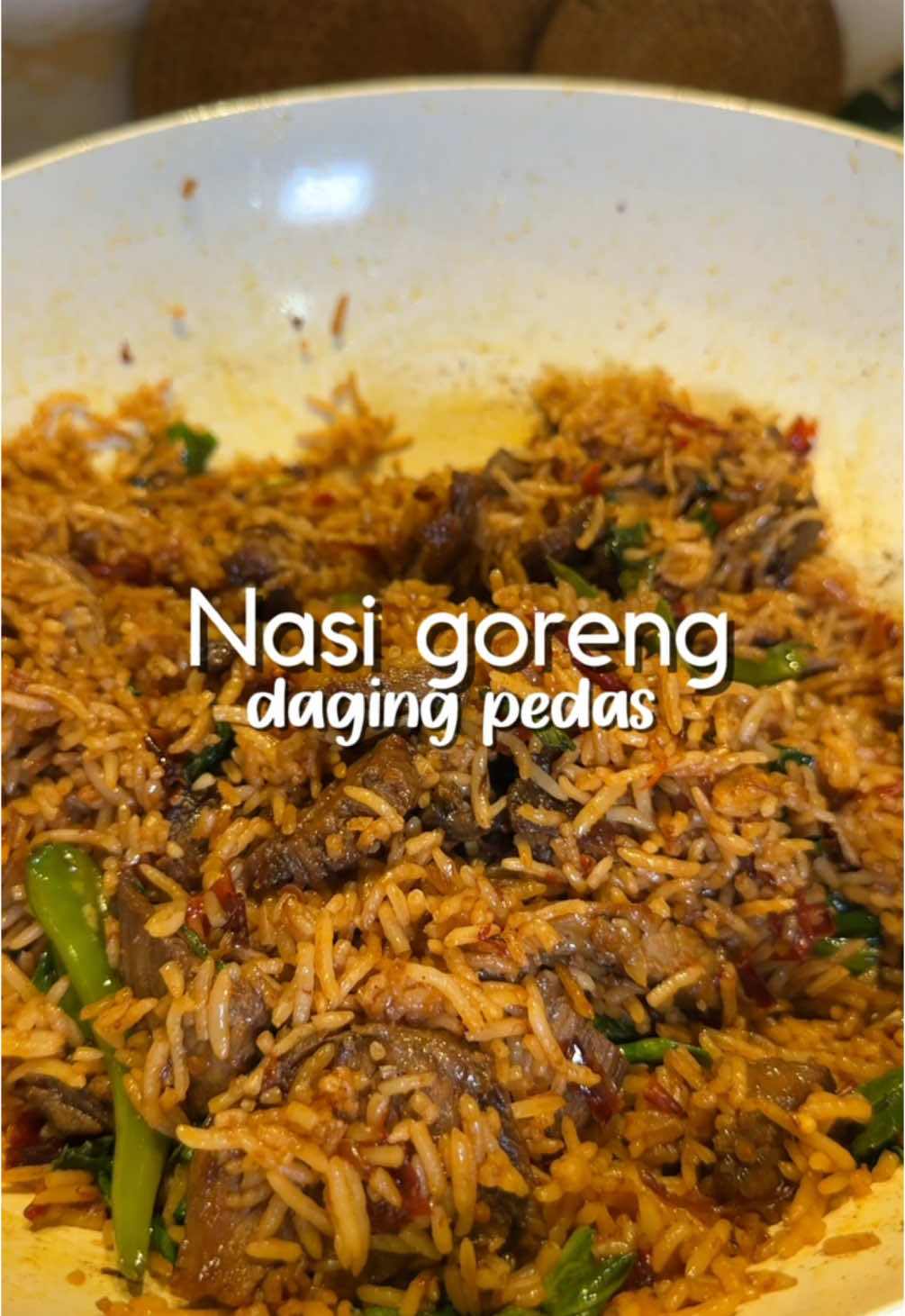 Nasi goreng daging pedas 🔥 jgn lupa makan dgn telur mata 🍳😄 - Daging (direbus) - 1 biji bawang merah  - 4 ulas bawang putih  - 10 tangkai cili kering (direndam 30 minit)  - 4 tangkai cili padi (potong tengah) - 2 sudu kicap lemak manis - 1 sudu sos tiram - 1 sudu sos ikan - Nasi sejuk - Sayur pilihan - Garam dan perasa #nasigoreng #resepisimple #nasigorengdaging 