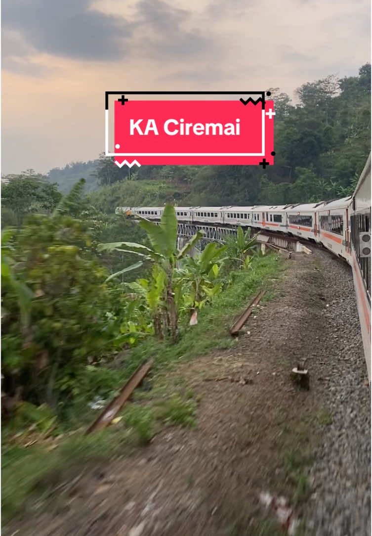 siapa suka begini kalo lewat jalur daop 2? #ciremai #keretaapi #pelitfyp #kai #kai121 #foryou #keretaapiindonesia #fyppppppppppppppppppppppp #daop2bandung 