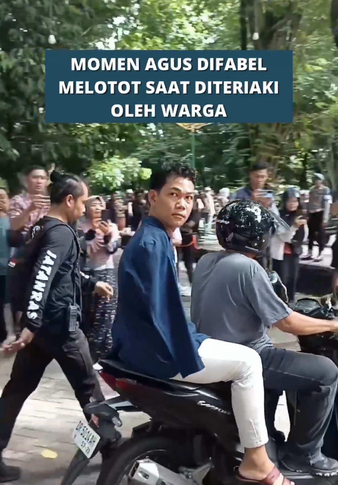 AGUS DIFABEL MELOTOT TAJAM SAAT DITERIAKI WARGA‼️ Peristiwa tak terduga terjadi saat polisi menggelar rekonstruksi kasus pelecehan seksual yang dilakukan Agus penyandang disabilitas pada Rabu (11/12/2024). Saat itu warga yang geram dengan perilaku Agus, meneriakan umpatan ke arah tersangka yang sedang dibonceng sepeda motor. Agus yang mendengar umpatan tersebut langsung melotot tajam ke arah warga. Tatapan Agus menandakan… (isi sendiri)  📄 tribunnews.com 🎥 TikTok/ayusumartin0 #agus #pelecehanseksual #rekontruksi #fypシ゚ 