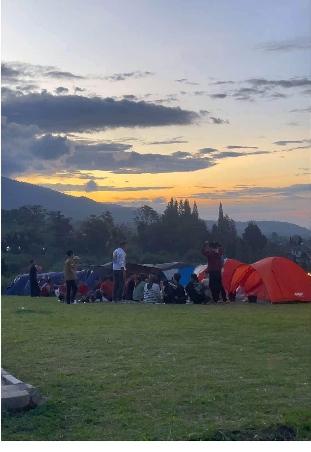 Emang boleh sesenja gini ? boleh banget dong ya guys.😍  buat tahun baruan emang cocok banget camping di bukit layangan guys. buruan reservasi sekarang juga🥰🏕️ #fypp #exploresubang #tempatviral #masukberanda #purwakarta #explore #subang #bandung #sejuk #baru #camping #lagiviral #wisataindonesia #viralvedio #explorebandung #wisata 