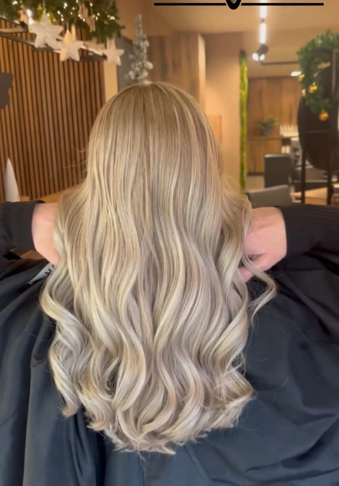 Meer diepte en dimensie van kleuren in het overall blonde haar - made by Nienke 😍 😍 Wil jij deze winter ook nog zo'n prachtige kleur? Maar heb je nog twijfels? Bespreek je wensen en de mogelijkheden met een van onze kleurspecialisten. Maak een geheel vrijblijvende afspraak voor een gratis adviesgesprek 👉 www.hairjunkies.nl  #haarkleur #haarverzorging #kapsel #haarsalon #kapper #kapster #balayage #elevenaustraliacolour