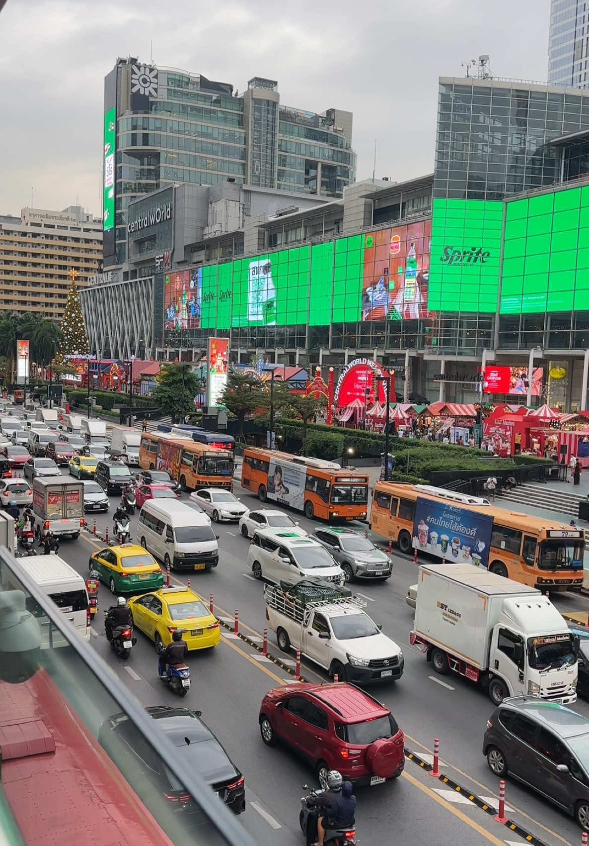 Seriously thinking about moving here🇹🇭#thailand #bangkok #centralworld #pratunam #bangkokcity #thailandtravel #traveltiktok #thailand🇹🇭 