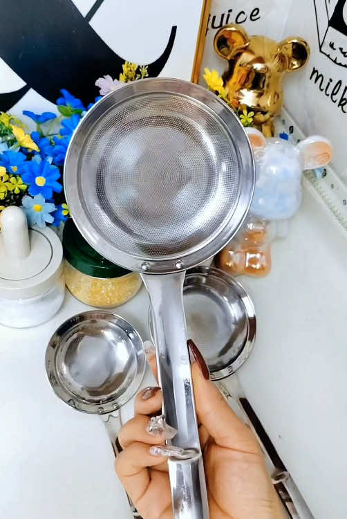 This foam spoon can be used for stewing ribs, eating hot pot, filtering oil, and filtering soy milk. It is made of 304 stainless steel and is very practical. #sievespoon #colander #FrothingSpoon #FilterSpoon