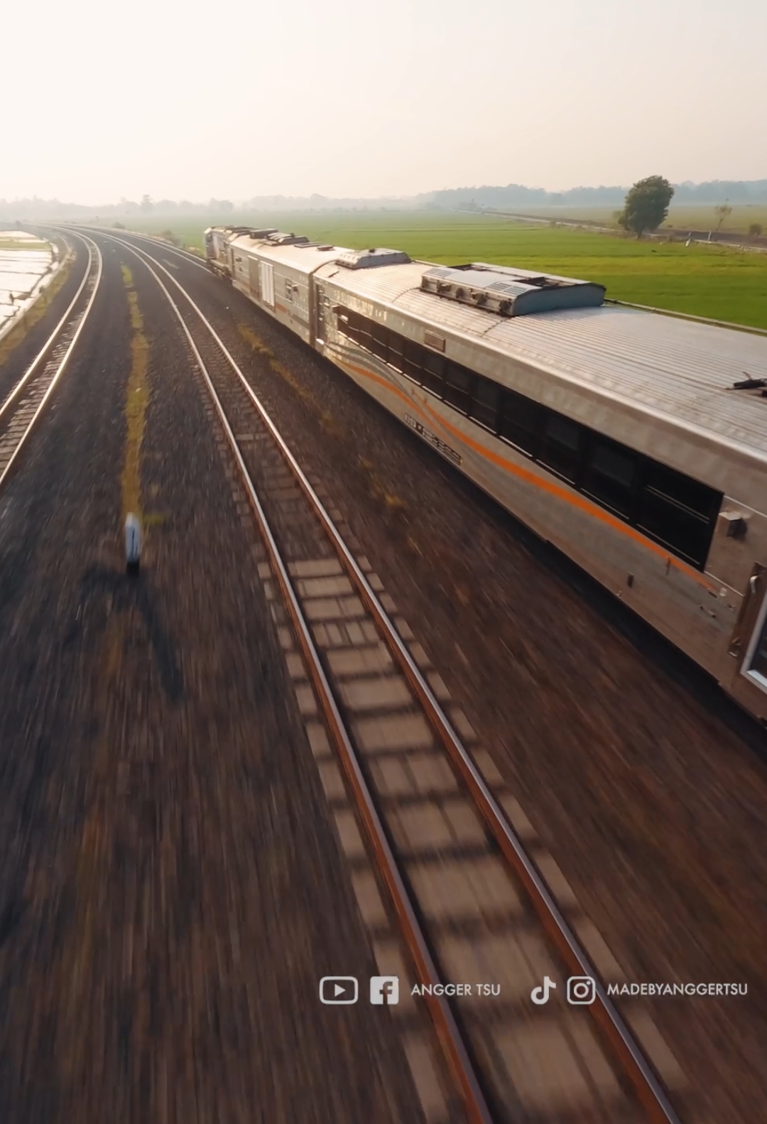 Ngejar kereta sambil bermanuver? why not?? *** #keretaapi #railfansindonesia #indonesianrailways #keretaapikita #railwayenthusiast #keretaapiindonesia #trainspotting #railwaystiktok #keretaapitiktok #trainspotter #railway #cinematography 