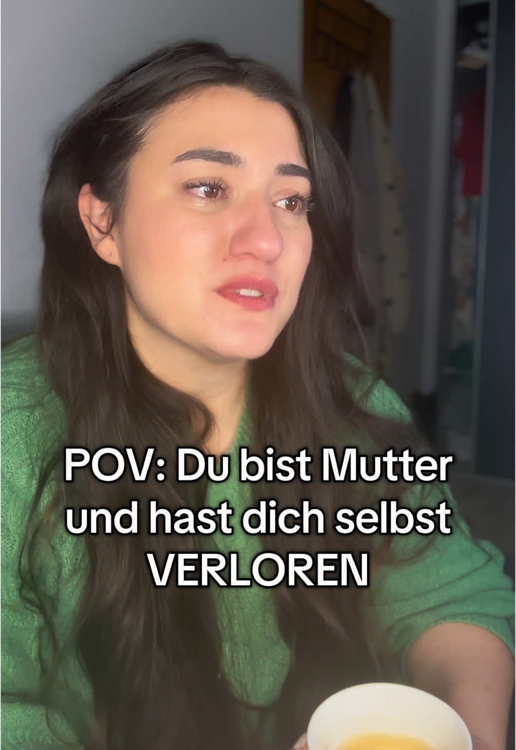 Kennt ihr das Gefühl, als wäre man einfach nur noch Mama? Als wäre man in all den Aufgaben und Verpflichtungen völlig verschwunden? Ich liebe meine Kinder über alles, aber manchmal frage ich mich, wer ich eigentlich noch bin, abgesehen von der Mama, die immer nur gibt. Ich fühle mich oft so, als wäre mein Leben stehen geblieben – ohne Raum für mich. Hat noch jemand von euch das Gefühl, sich selbst zu verlieren? Und wenn ja, wie geht ihr damit um? . . #verloren#mama#mamasein#emotional#trauer#werbinich#selbstfindung #tränen#eheleben #familie #muttersein#momlife#relatable#viralvideos #viral_video #virał #fürdich #fyp#fürdich#foryoupage❤️❤️ #foryou#fyppppppppp #fürdichpage 