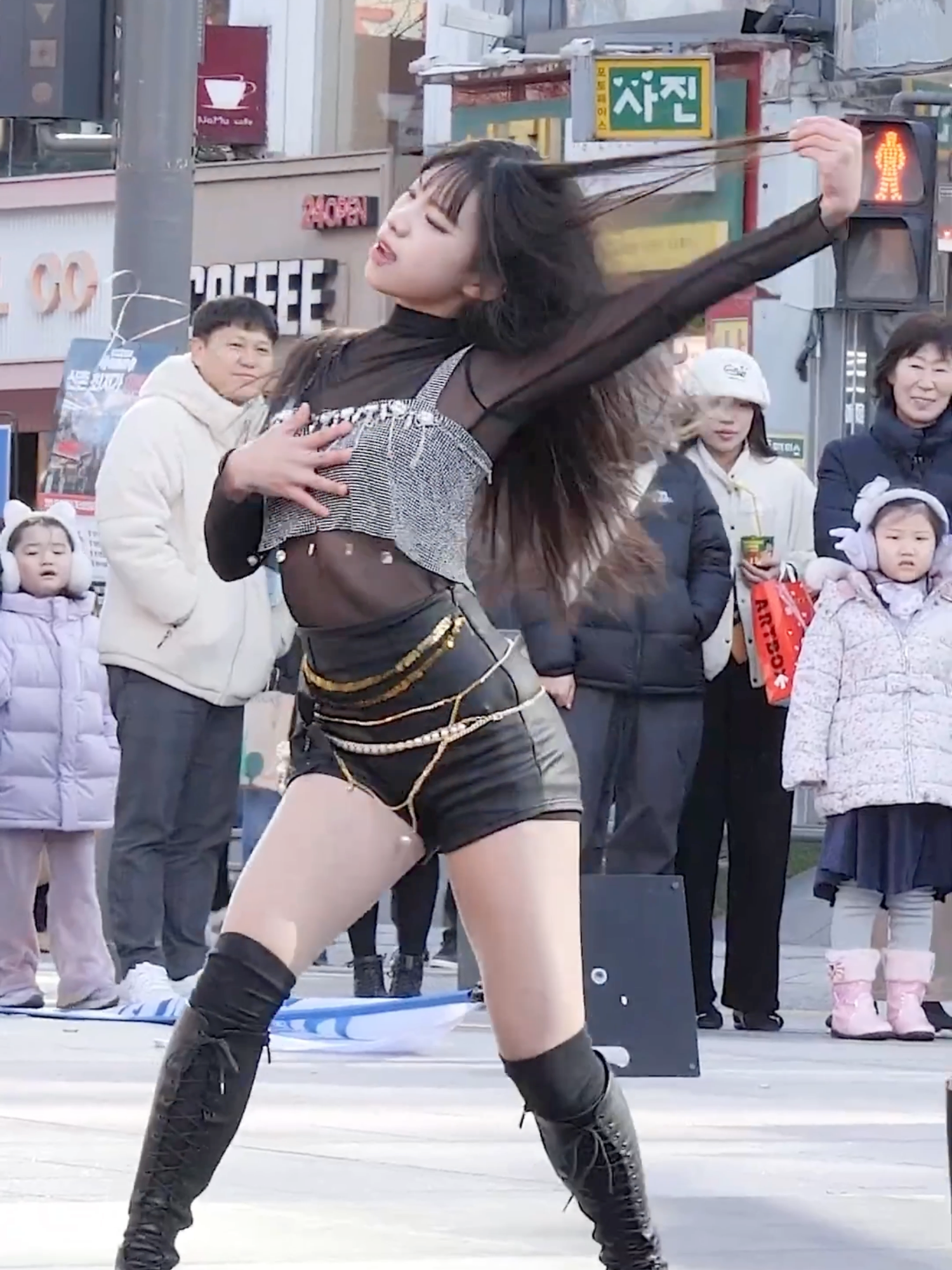 BODY-바디' Freezing cold but she's on fire 신촌 딩가딩가 버스킹 랜덤플레이댄스 #MEOVV #Body #미야오 #viral #kpop #fyp #foryou #수인 #sooin #randomdance #춤 @tiktok_kr