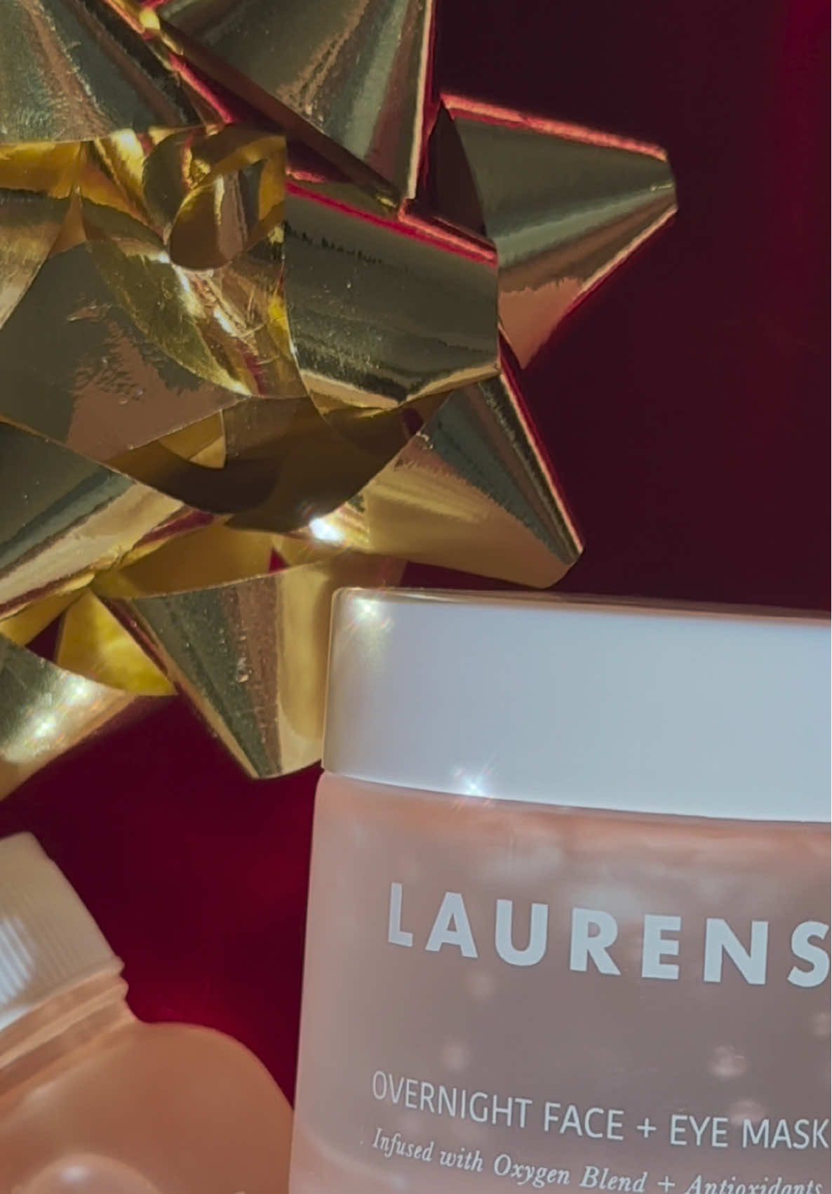 Give the gift of glowing skin this season! ✨🤍 shop #SkincarebyLaurens by @lauren_sorrentino  . . . . #LAURENS #skincarebylaurens #laurens #laurensskincare #sorrentino #laurensorrentino #skincare #dermotologistapproved #skincarebrand #skincarelover #holiday #holidayskincare #giftofskincare #giftsforher 