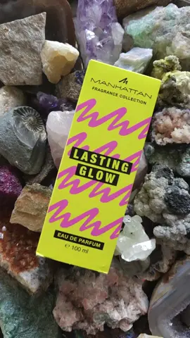 ▪︎ Anzeige ▪︎ Vor kurzem habe ich mir das Lasting Glow Eau de Parfum von MANHATTAN Cosmetics ausprobiert. ( Ich wusste gar nicht, dass es auch Düfte von der Marke gibt^^) ▪︎ Das Lasting Glow Eau de Parfum von MANHATTAN Cosmetics ist ein sonniger Amber-Duft. Der Duft beginnt mit einem Frische-Kick aus Bergamotte und Zitrone, die zitrische Akzente setzen, bevor er in eine strahlende Blütenpracht mit Orangenblüte im Herzen mündet. In der Basis verströmen Vanille und Tonka verlockende Noten, die sinnliche Gefühle hervorrufen. ▪︎ • Kopfnote: Bergamotte und Zitrone • Herznote: Orangenblüte • Basisnote: Vanille und Tonka ▪︎ Der Duft gefällt mir an für sich sehr gut allerdings hält der Duft für ein Eau de Parfum nicht so lange. Da hier aber der Preis gering ist, sprühe ich den Duft im laufe des Tages einfach nach. ▪︎ Zur Weihnachtszeit auch eine schöne Geschenkidee. ▪︎ @influenster @manhattancosmetics  #complimentary #manhattanduft #scent #fragrance #eaudeparfum #parfum #parfumviral #newin #beautyhacks #BeautyTok #beautytips #shoppingaddict #shopnow #dmdrogerie #rossmann #beautyhaul #geschenkidee #Weihnachten #xmas #preiswert #günstig #beautyaddict #reel 