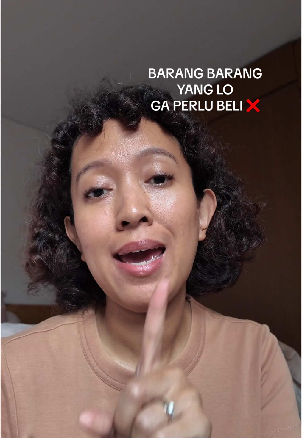 Your deinfluencing gal reporting for duty 🫶🏽 IB: @Aiza_Talks  #overconsumption #deinfluencing #luxuryfashion #alaia #loewe #miumiu 