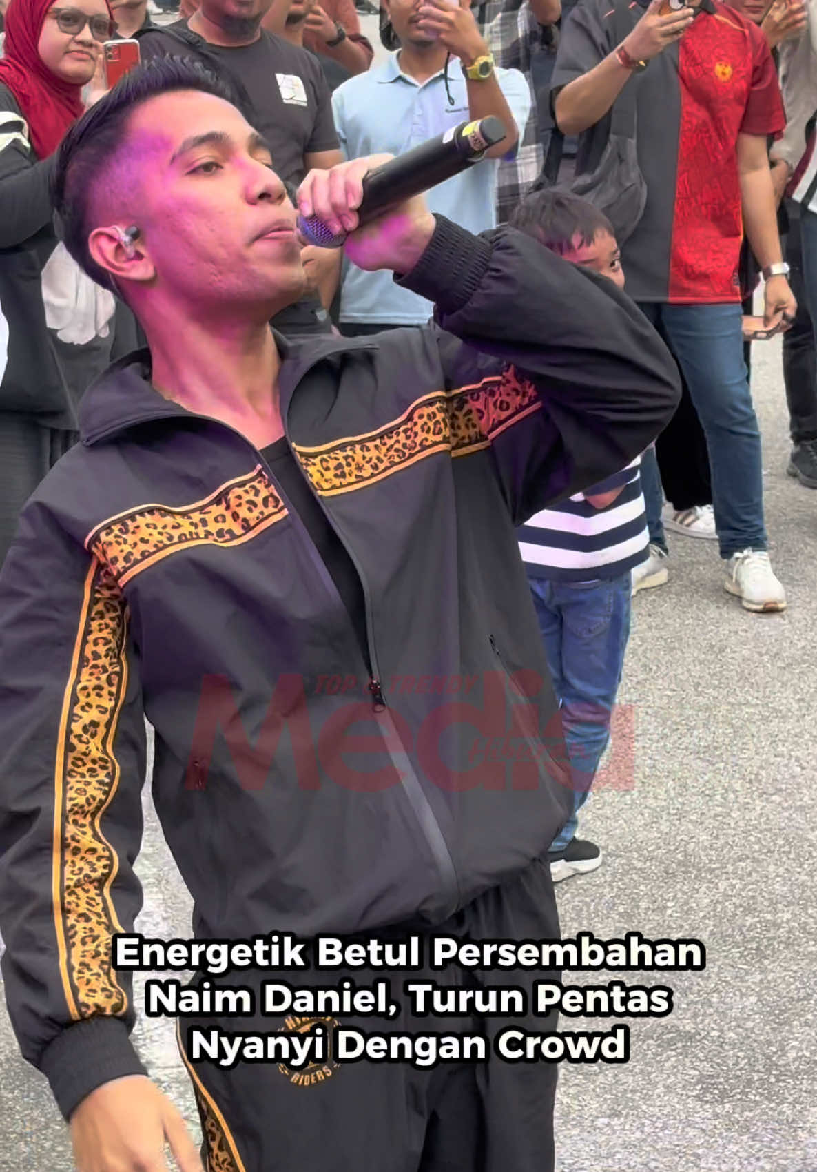 Tak pernah tak best bila @naimdanielx perform. Atas stage ke bawah stage ke, semua Naim ‘tapau’. Untung fans dapat sama-sama sing along dengan Naim. KUDRAT FOREVER 🤘🏻 #MHnews  #MediaHiburan #MLBBM6 #M6Carnival 