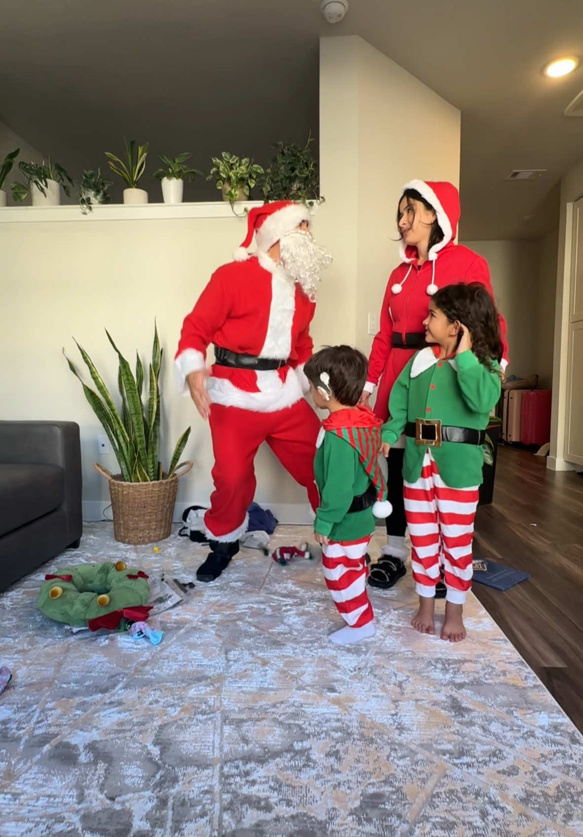 Neo was so scared!!!🙈😅 #dad #dadlife #christmas 