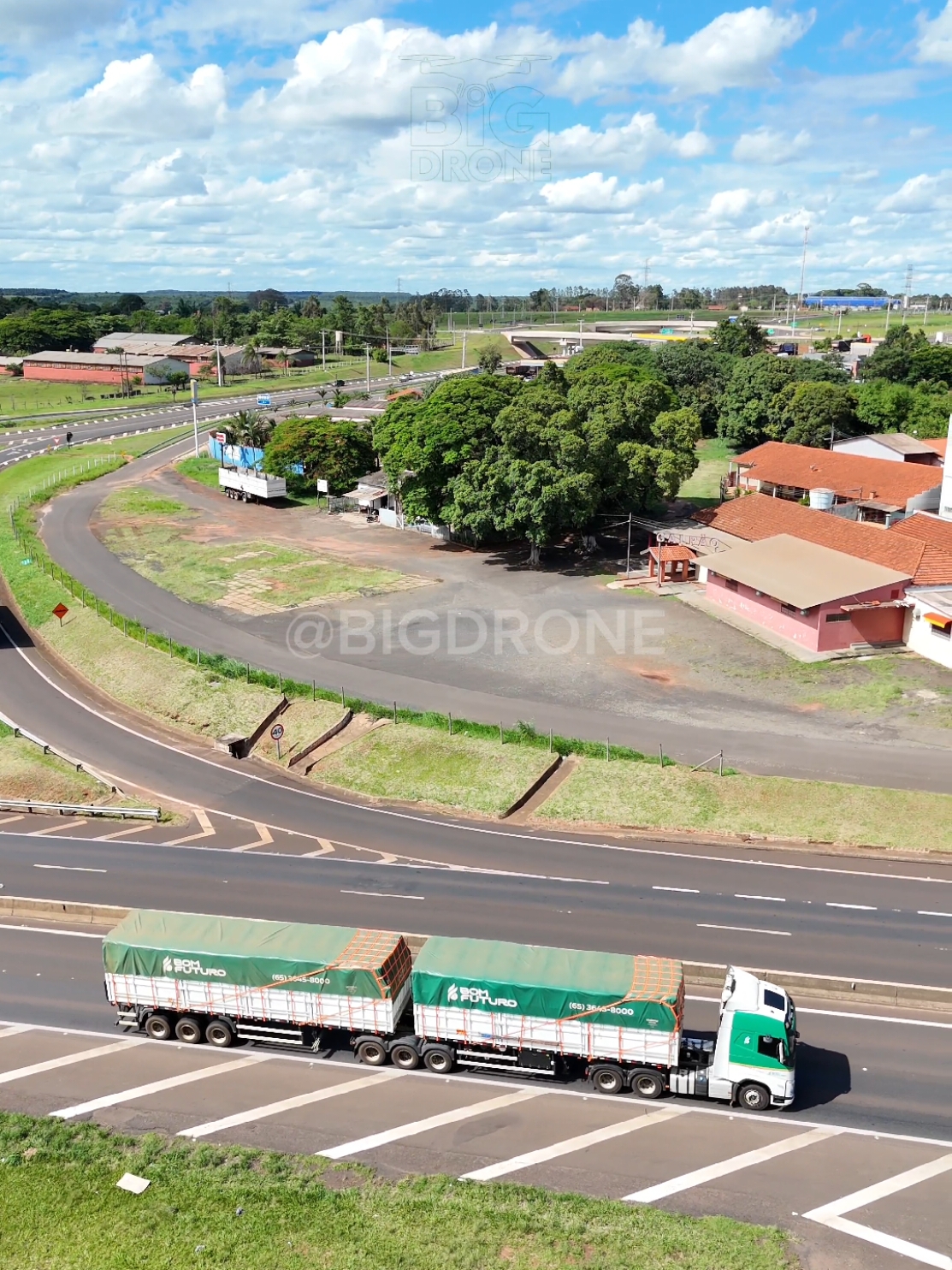 Ao som de Barrerito 🎶🚛🔊 #drone #caminhao #9eixos #canalbigdrone #dji #estrada #rodotrem #viral #barrerito 