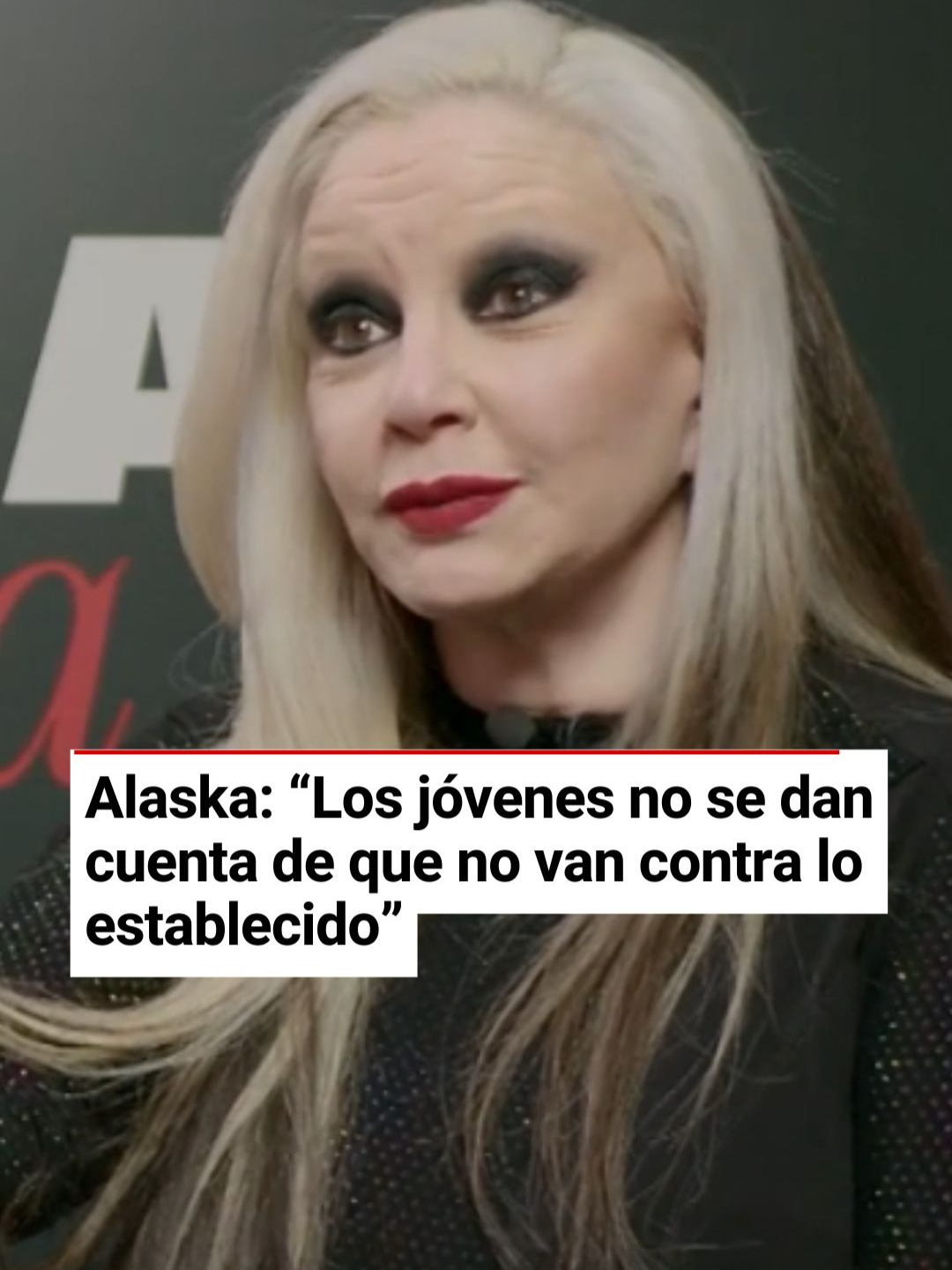 'Alaska Revelada', el documental que ahonda en la figura de la cantante y su carrera musical y televisiva, se estrena llega este domingo 15 de diciembre. Esta serie de tres episodios recorre la vida de Olvido Gara a través de materiales de archivo y los testimonios de la protagonista y sus allegados. La artista, icono de la movida madrileña, reflexiona sobre el carácter crítico de este movimiento y lo compara con el estado de la juventud actual que 