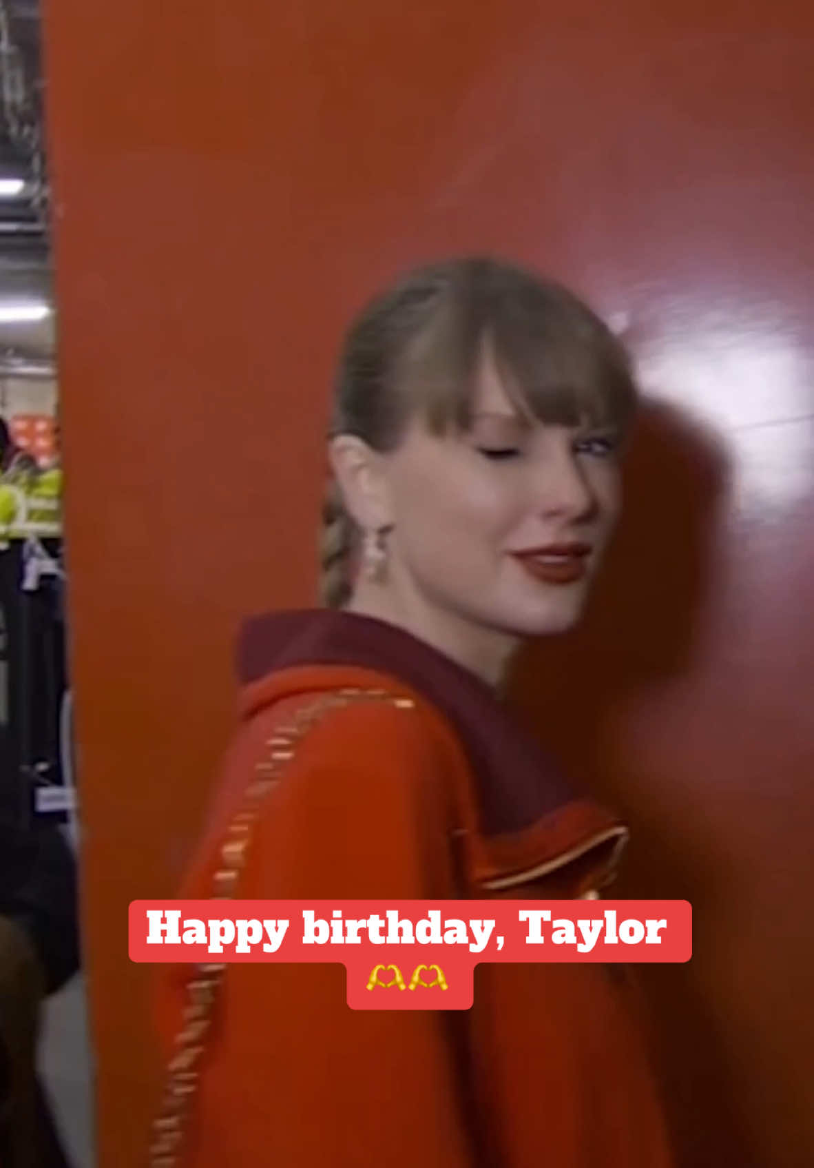 karma is the guy on the @Chiefs saying happy bday to me 🎶 #taylorswift #traviskelce #nfl #kansascitychiefs 