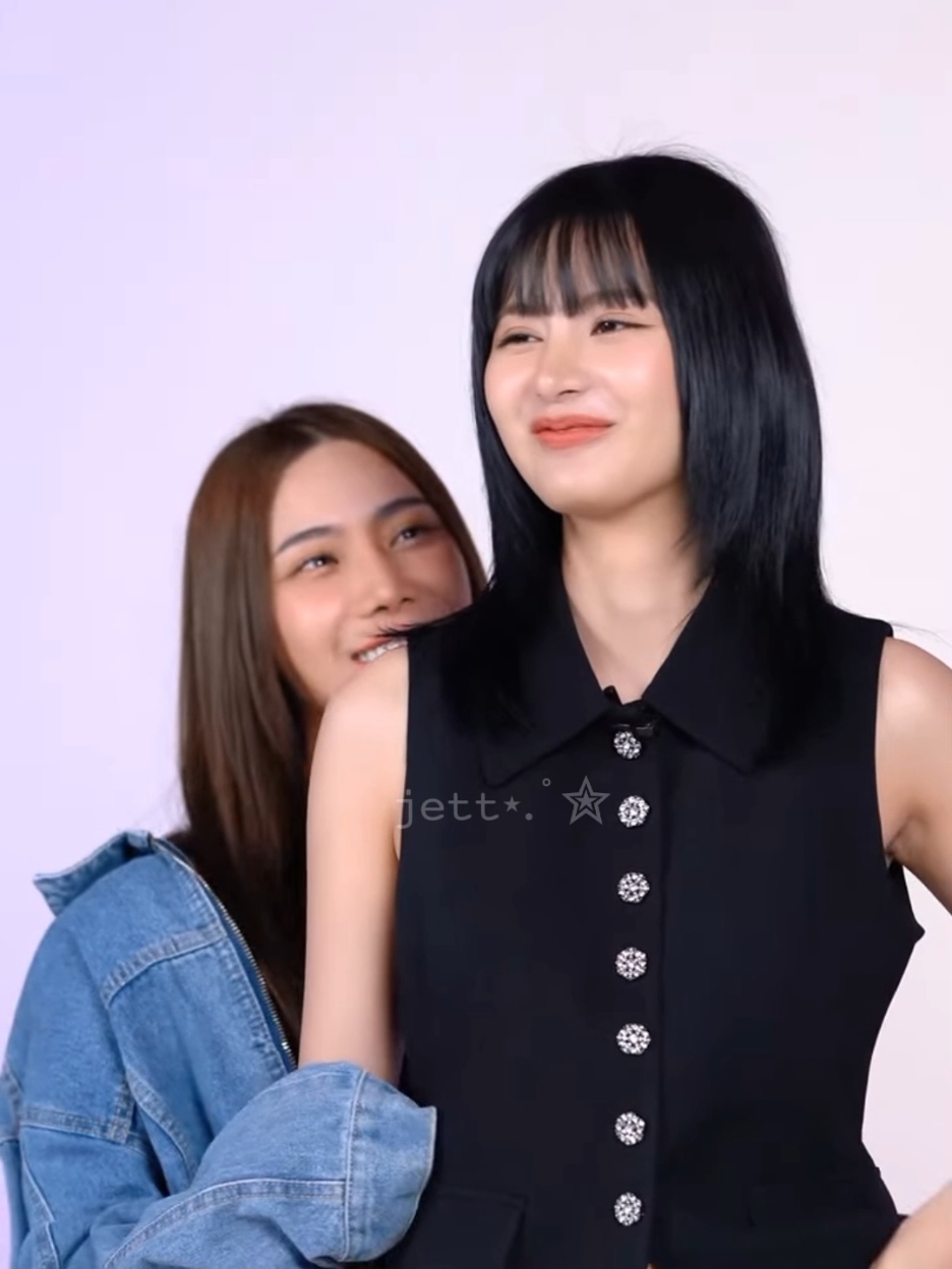 THEY WERE EXTRA CLINGY ON THIS INTERVIEW (ESPECIALLY OAEY) 😩💓💓 #matetheseries #เกรซบุศรินทร์ #gracebudsarin #wlwseries #wlw #gl #oaeyponchanok #genlong #genlongaoey #glseries #thaiseries #graceoaey