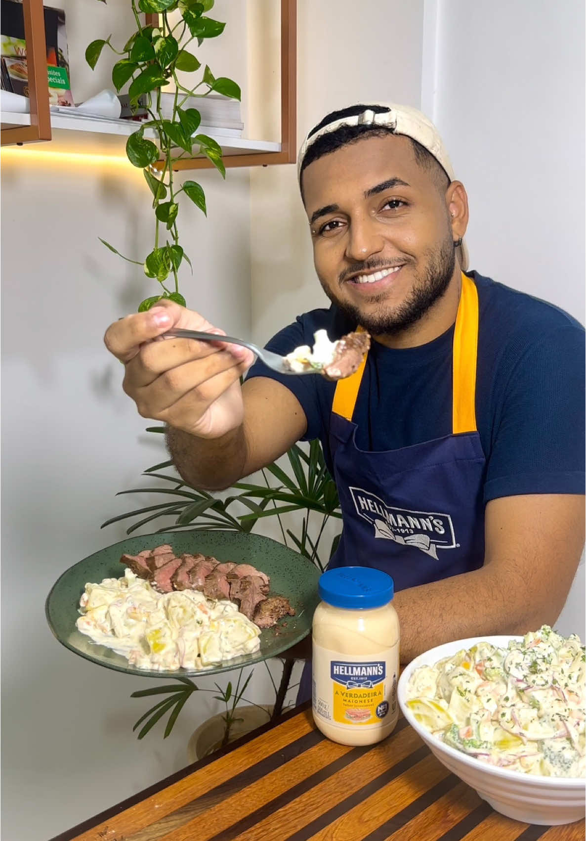 Mais uma super dica de maionese por aqui.🥔 @Hellmann’s Brasil me convidou a preparar uma opção ideal para o fim de semana e essa aqui com tiras de carne é a opção perfeita 😍  Ingredientes:  4 batatas médias  1 cenoura  1/2 brócolis  1 cebola roxa 1/2 lata de milho  3 tiras de palmito  Salsinha picada  Maionese @hellmannsbr  2 colheres de azeite  1 limão  Sal, pimenta e orégano a gosto #receitas #hellmanns #dicas #receitafacil #receitasimples #maionese #saladademaionese *publicidade