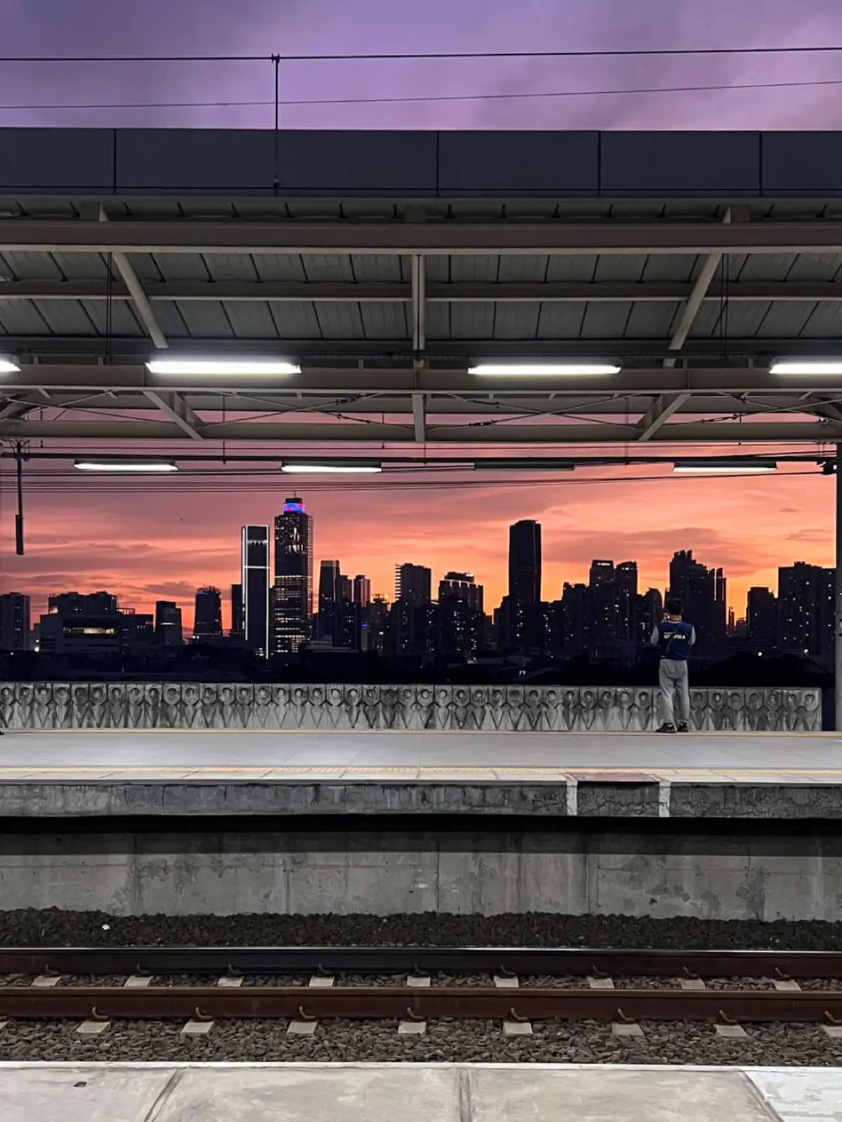 Sunset vibes di stasiun manggarai #jakarta #sunset #vibes #aesthetic 