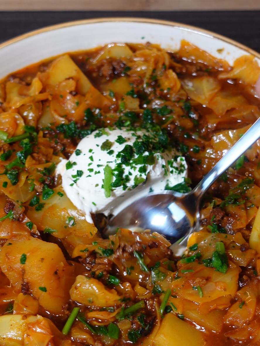 deftiger Spitzkohl-Kartoffel-Topf mit Hackfleisch  Zutatenübersicht: 1 kleiner Spitzkohl 300g Rinderhackfleisch 600g Kartoffeln (festkochend) 1 Zwiebel 2 Knoblauchzehen  1 Liter Rinderbrühe 3 EL Tomatenmark 1 TL Paprika edelsüß 1 TL Curry-Gewürzmischung 1 EL Majoran eine Messerspitze Kreuzkümmel etwas Butterschmalz Salz und Pfeffer #schnellerezepte #einfacherezepte #eintopf #eintopfrezepte #rezept #krauteintopf #kochen #mittagessen #abendessen #schnelleküche #feierabendküche 