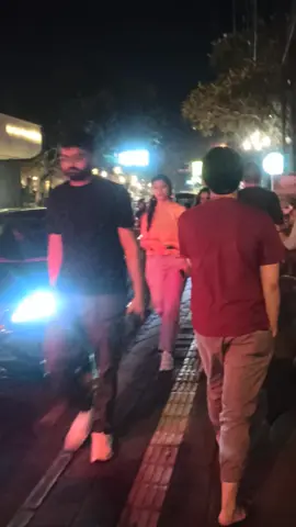 jalanan kota ubud bali di malam hari