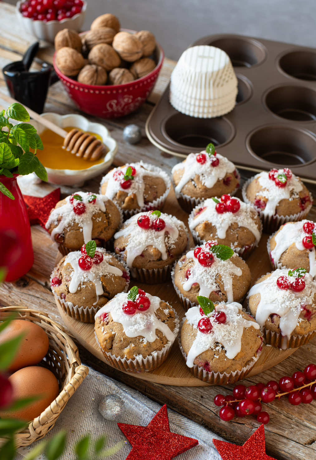 Profumati, colorati ed estremamente gustosi: i muffin alla cannella di @PixeLiciouS di Sara Sguerri sono il dolce perfetto per rendere uniche le merende natalizie! 😍✨ La croccantezza delle noci e la dolcezza acidula dei ribes sono arricchite da una delicata glassa al limone e una spolverata di cocco rapè.   📌 Per realizzare questa facile ricetta vi consigliamo l'elegante teglia per muffin con 12 impronte di Zenker, in acciaio e rivestimento ceramico antiaderente. E per aprire frutta a guscio con estrema facilità, vi consigliamo il pratico schiaccianoci, uno strumento indispensabile da avere in cucina. Li potete trovare su Amazon o se preferite sul nostro shop online www.fackelmann.it ed approfittare di uno sconto del 35% inserendo il coupon NATALE35 nel carrello.   🔸 Consultate il nostro blog per scoprire i passaggi completi di questa deliziosa ricetta.   #fackelmann #fackelmannitalia #zenker #muffin #muffinrecipe #ricettefacili #ricetteveloci #amazingfood #dolcinatalizi #ricettenatalizie #cucinarechepassione #dolcichepassione #christmasrecipe #bakinglove #EasyRecipes #cookingtiktok #natale #dolcidinatalizi #muffintime 