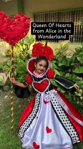 Queen Of Hearts from Alice in the wonderland. Custome Idea for Book Parade. #unique #bookParade #halloween #queenofhearts #queenofheartscostumeoutfit #red#black#hearts #aliceinthewonderland 