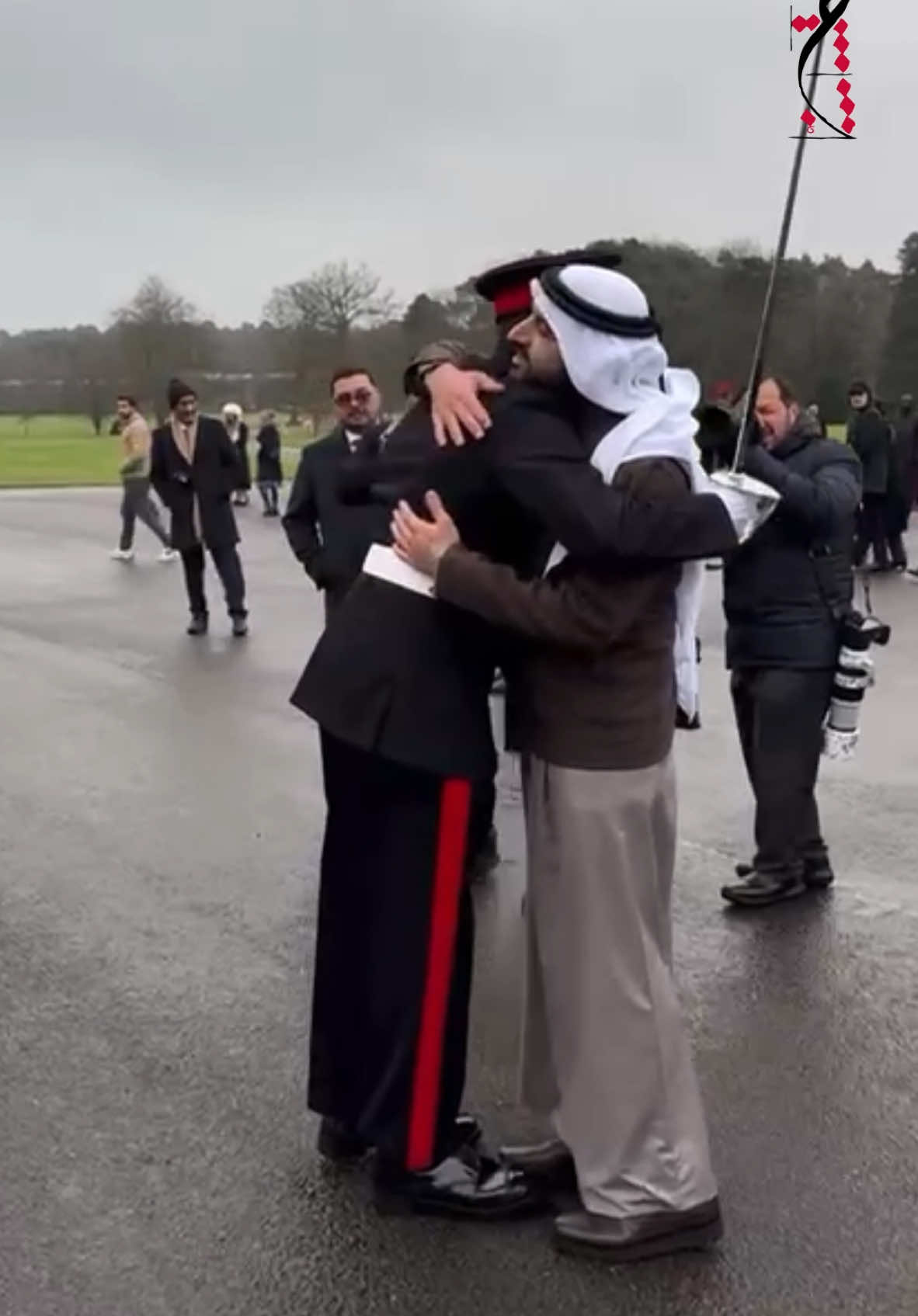 راعي السيفين  راعي السيفين حي الله لقاك ،،  مدّها من سِرت عنّا لين ييت ،،  يسعد الله صبحك ويسعد مساك ،، عن شيوخ الدار كفّيت ووفيت ،، سرّنا ناموسك وفرحة نباك ،،  يوم شالبارج على لندن لظيت ،،  خذت أَسم بلادك لْعالي سماك ،،  وإفتخر بك في بلادك كل بيت ،،  شيخنا محمد يا بن راشد فداك ،،  كل عزْ وكل فخرْ وكل صيت ،، أشهد أنْ أَسمك كسبته من غلاك ،،  وأشهد أنه يفتخر بك من سِميت ،، لك عمومه ما يهابون الهلاك ،، مثلهم في الأرض والله ما لِجيت ،، سيف أبوك وسيف يدّك ما كفاك ،، زدتهن سيفين للمجد ومضيت ،،