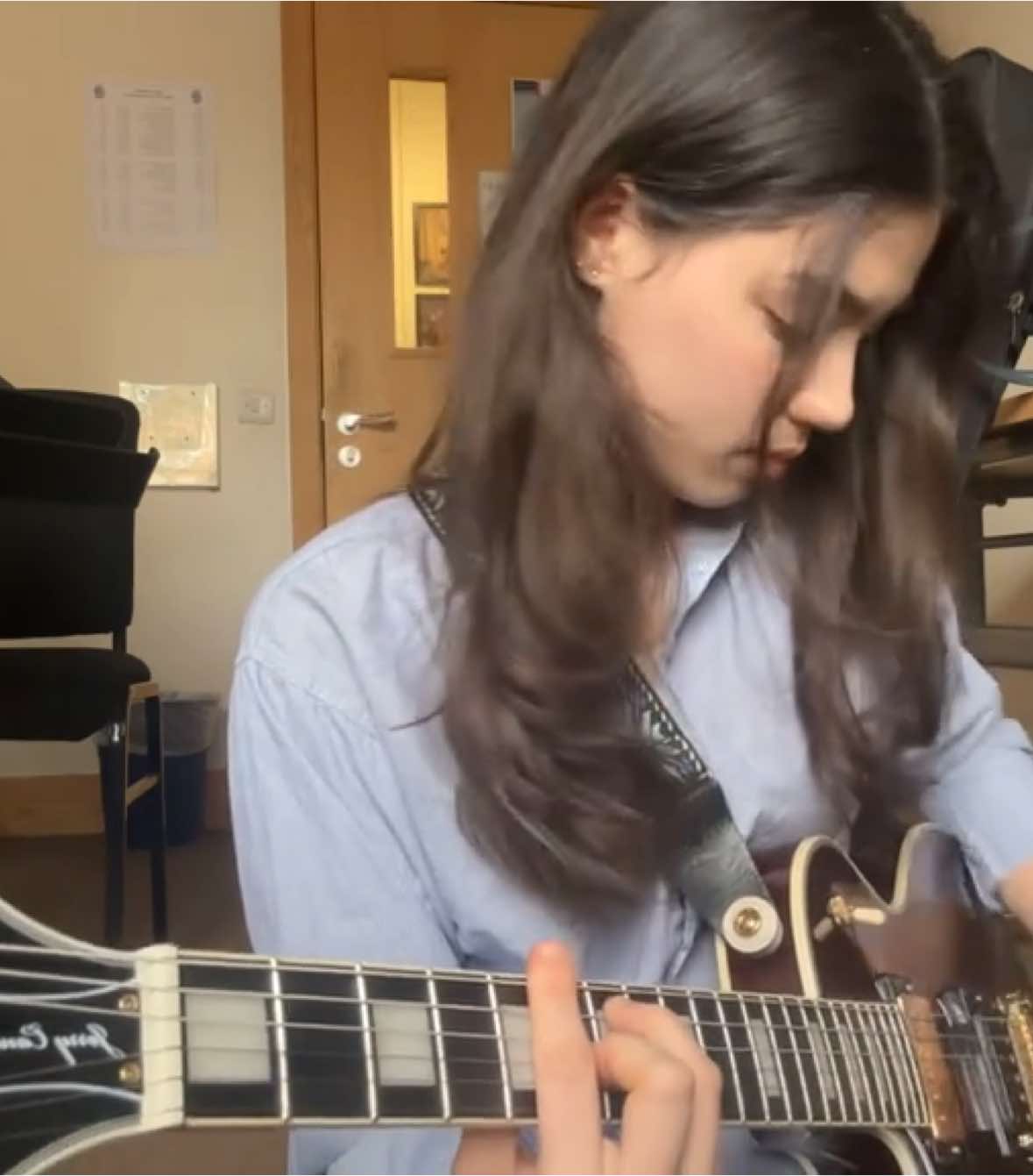 de si - mateus asato (cover) #guitartok #guitar #mateusasato  I filmed this a couple months ago at school so I look a bit tired hahaha